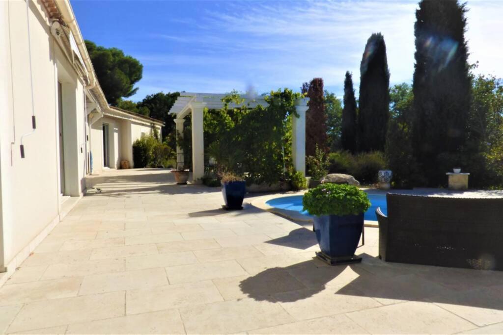 Ibis - Villa Avec Piscine, Jardin Et Parking Arles Exterior photo